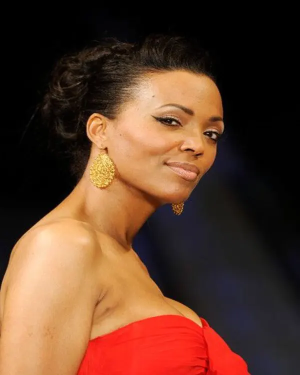 Aisha-Tyler-Bikini-Looks