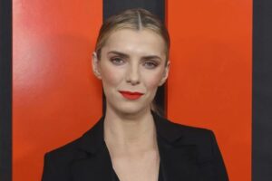 50 Betty Gilpin Hot and Sexy Bikini Pictures - Inbloon
