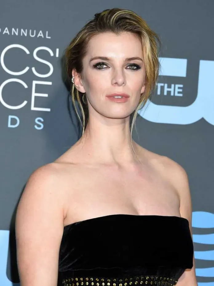 Hot-Pics-of-Betty-Gilpin