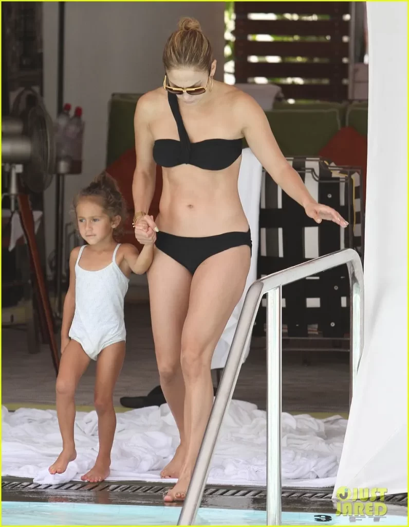 Jennifer-Lopez-Swimsuit-Photos