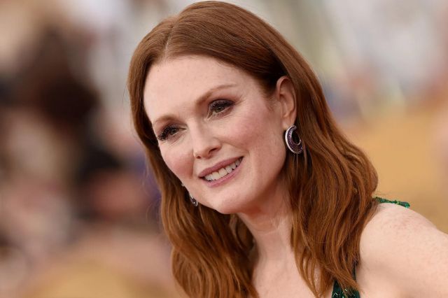 julianne-moore-hot-and-sexy-bikini-pictures