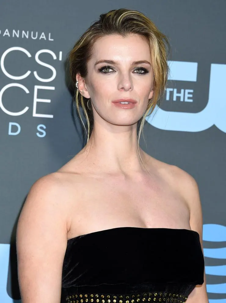 Sexy-Photos-of-Betty-Gilpin