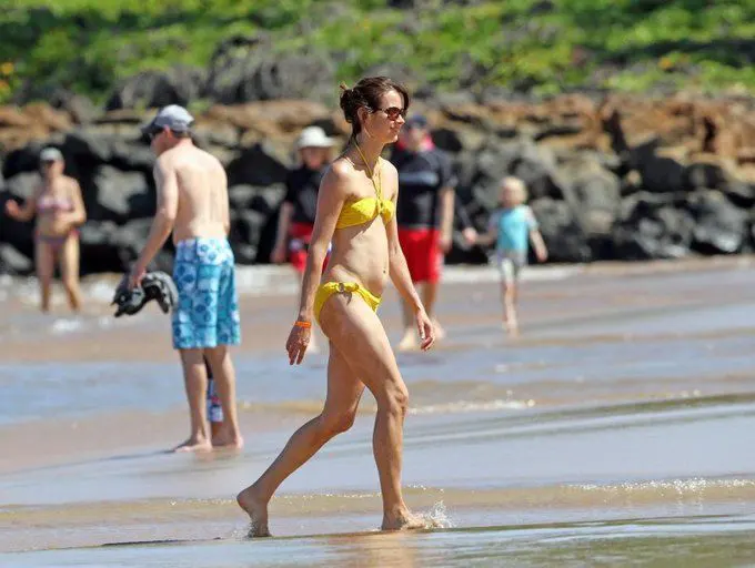 Amy-Acker-Swimsuit-Pictures