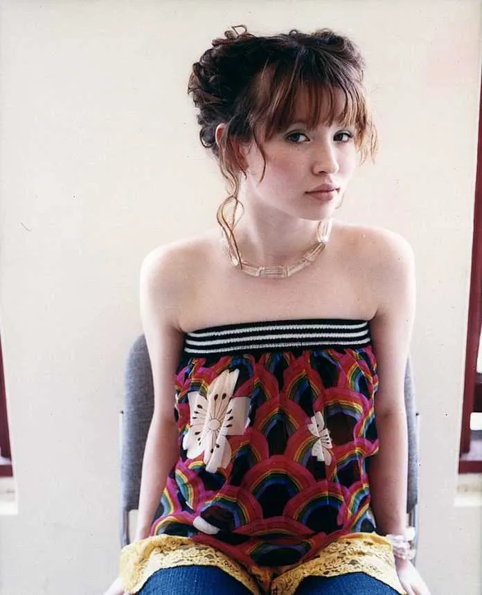 Emily-Browning-Sexy-Looks