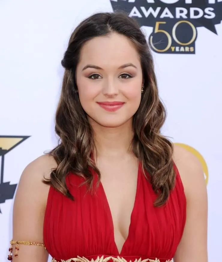 Hayley-Orrantia-Sexy-Looks