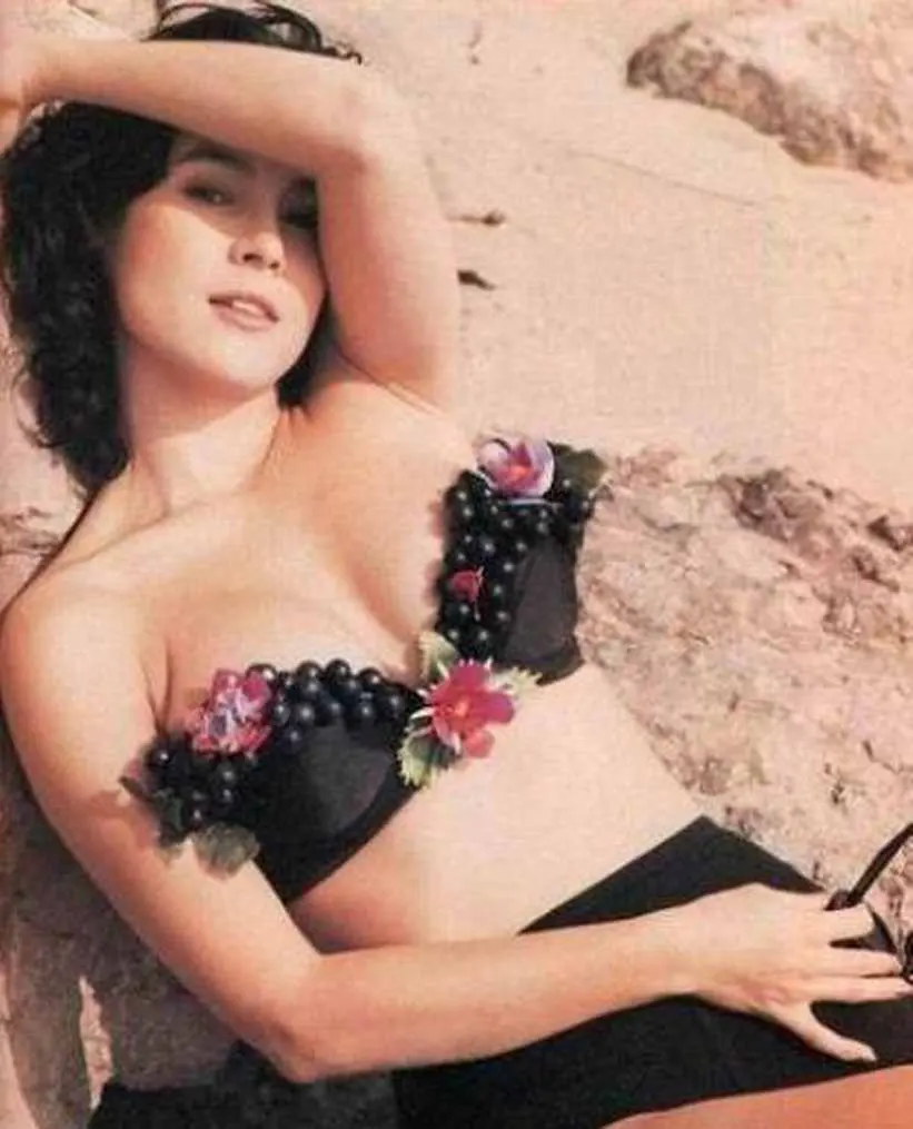 Jennifer-Tilly-Bathing-Suit-Looks