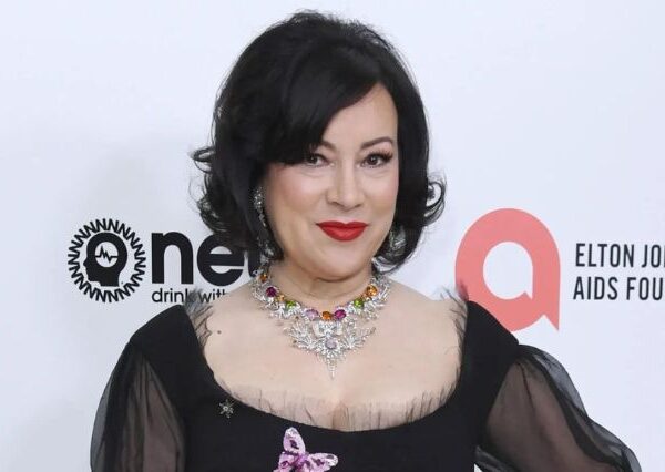 jennifer-tilly-sexy-and-hot-bikini-pictures